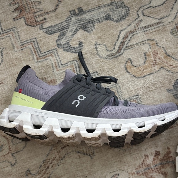 On cloud Running woman’s purple Sneakers with Black laces - Picture 3 of 4